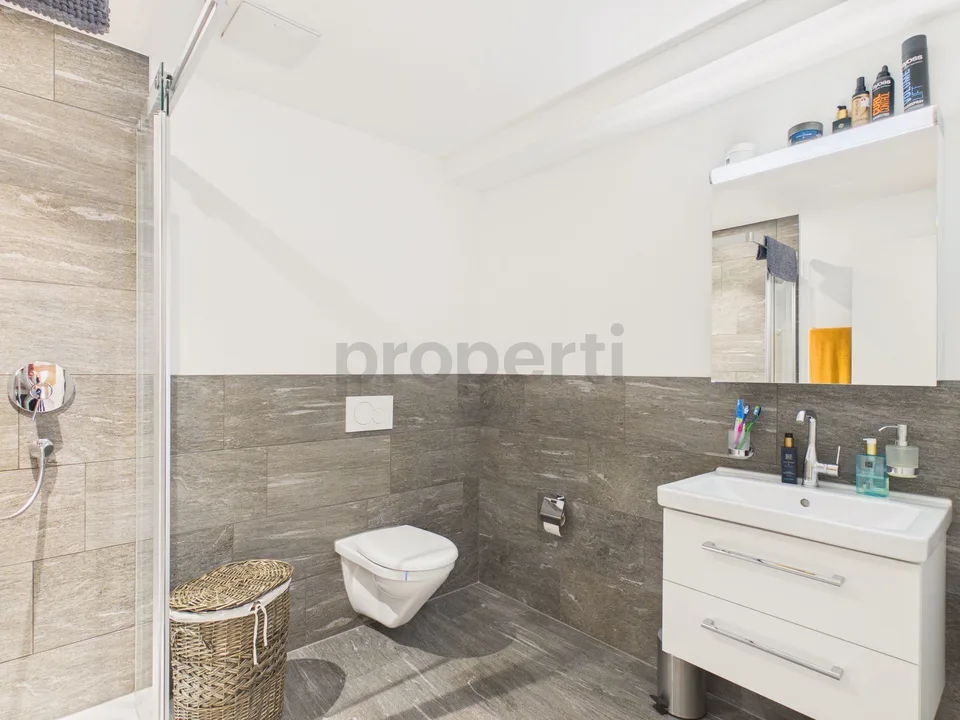 Moderno appartamento di 2,5 stanze con grande balcone a Rabius