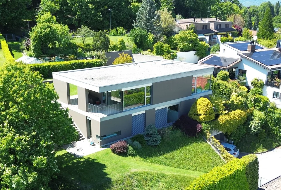 Elegante villa moderna con giardino e vista panoramica sul lago a Carona.