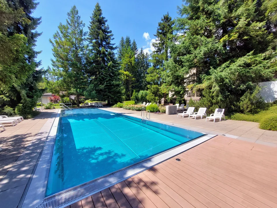 Sonnige Terrasse und exklusiver Zugang zu Pool- und Sportanlagen