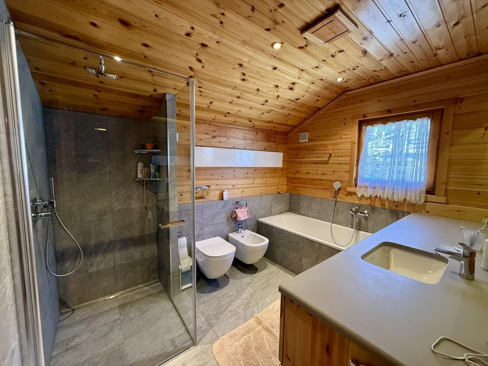 Großes Chalet in Anzère mit 6,5 Zimmern in ruhiger Lage, nahe dem Zentrum mit sehr schönem Blick