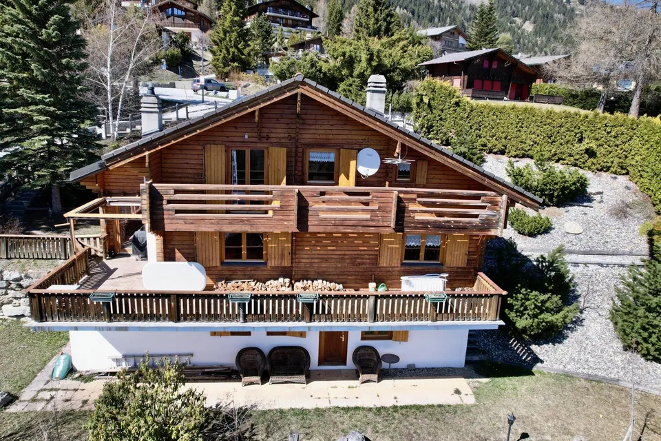 Großes Chalet in Anzère mit 6,5 Zimmern in ruhiger Lage, nahe dem Zentrum mit sehr schönem Blick