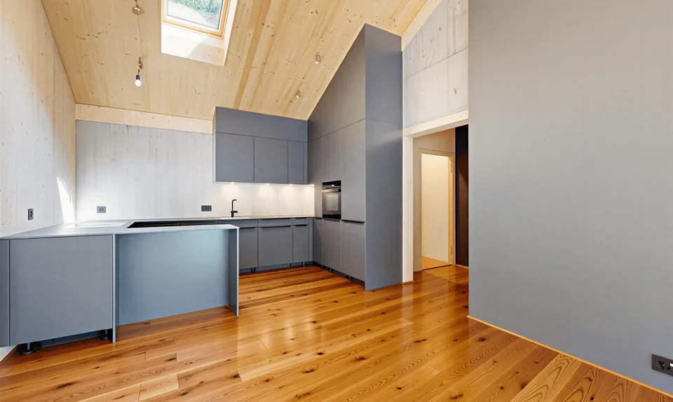 Appartement en attique neuf avec une architecture particulière et vue sur la montagne