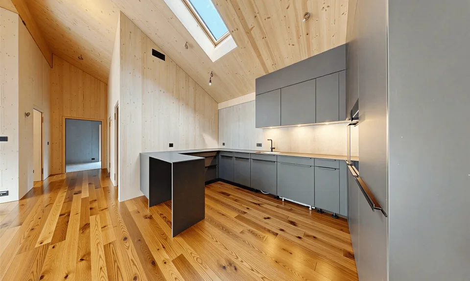 Appartement en attique neuf avec une architecture particulière et vue sur la montagne