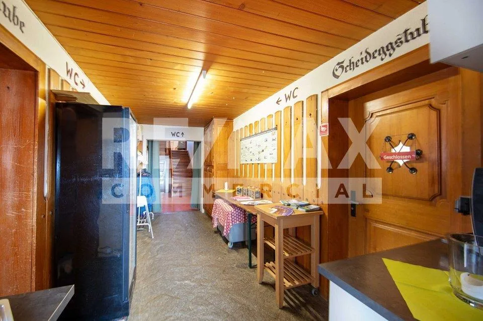 Traditioneller Berggasthof mit grosser Sonnenterrasse, am Panoramaw...
