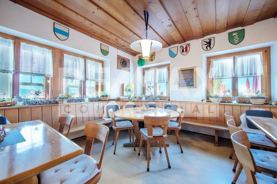 Traditioneller Berggasthof mit grosser Sonnenterrasse, am Panoramaw...