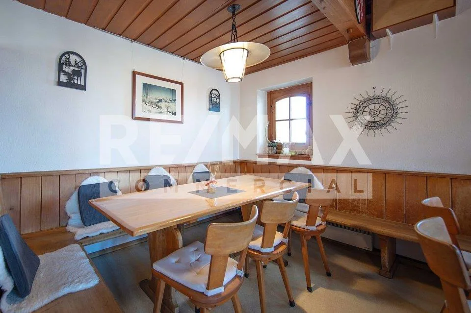 Traditioneller Berggasthof mit grosser Sonnenterrasse, am Panoramaw...