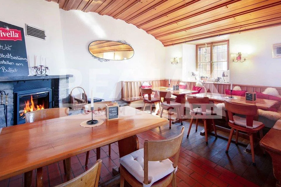 Traditioneller Berggasthof mit grosser Sonnenterrasse, am Panoramaw...