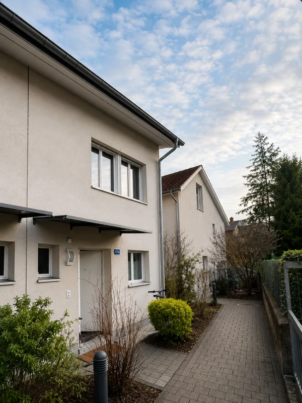 Modern semi-detached house with garden in prime location
