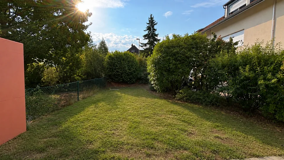 Modern semi-detached house with garden in prime location