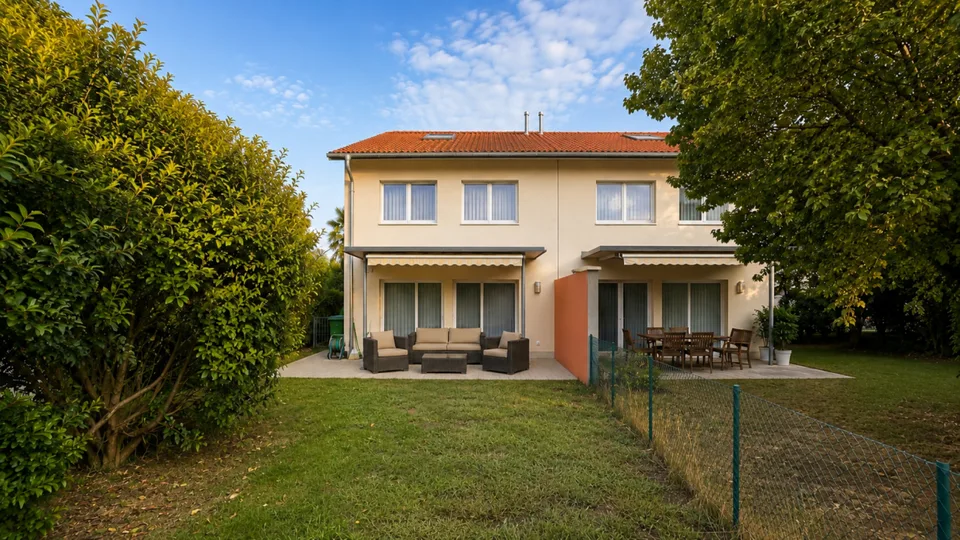 Modernes Doppeleinfamilienhaus mit Garten an bester Lage