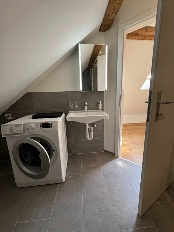 Appartement sous les combles ensoleillé avec poutres apparentes et charme particulier