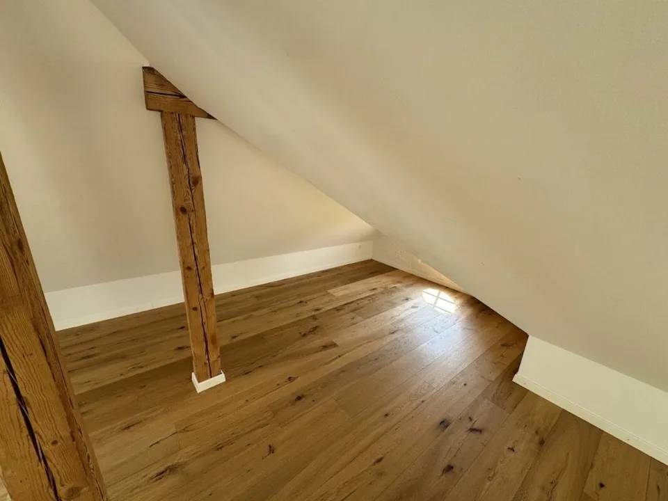 Appartement sous les combles ensoleillé avec poutres apparentes et charme particulier