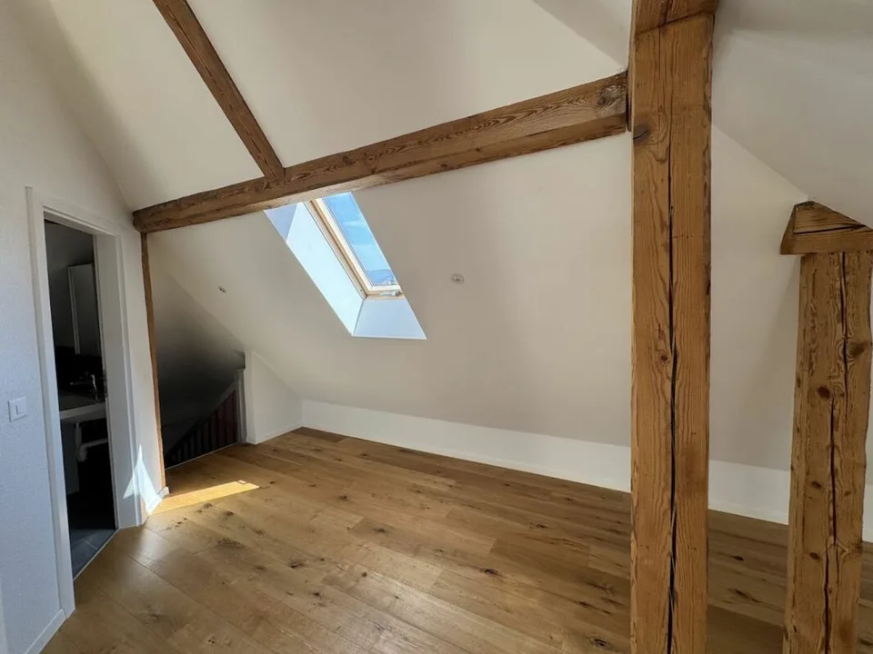 Appartement sous les combles ensoleillé avec poutres apparentes et charme particulier