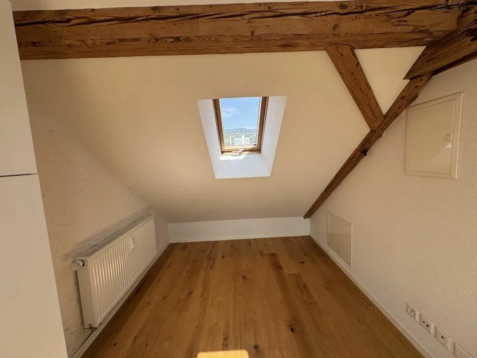 Appartement sous les combles ensoleillé avec poutres apparentes et charme particulier