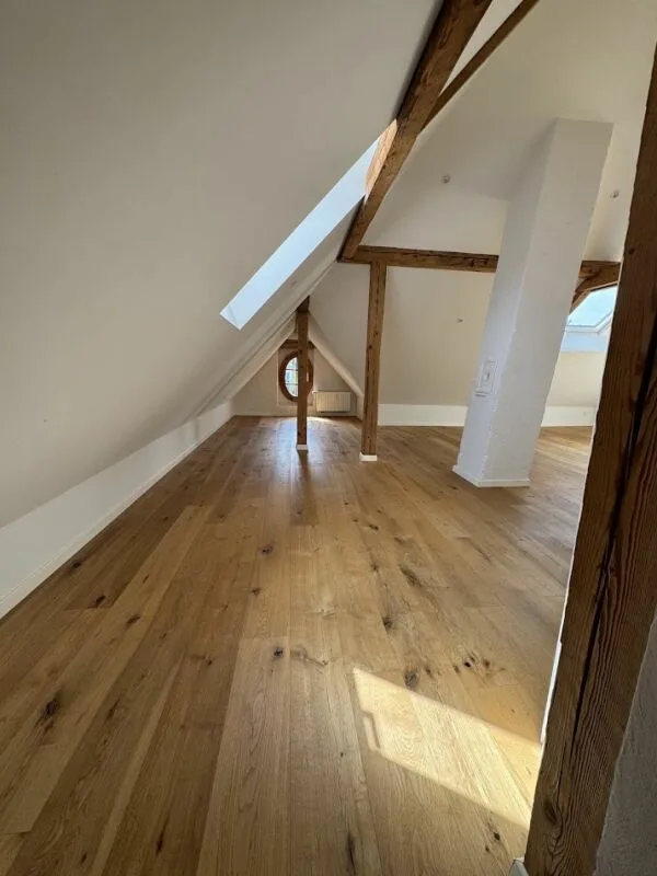Appartement sous les combles ensoleillé avec poutres apparentes et charme particulier