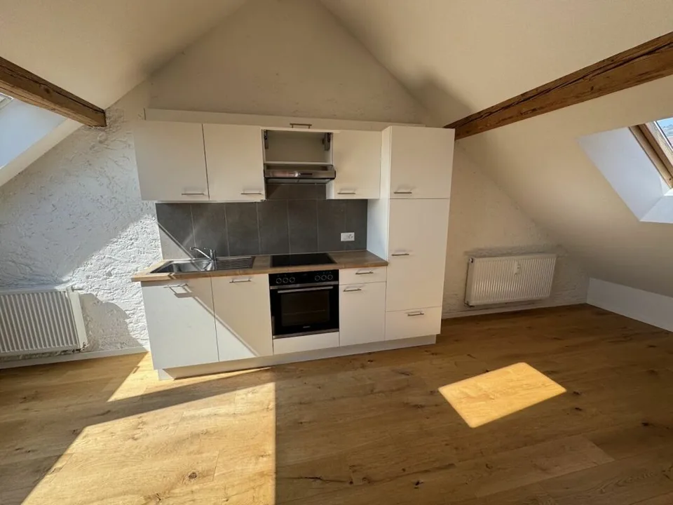 Appartement sous les combles ensoleillé avec poutres apparentes et charme particulier