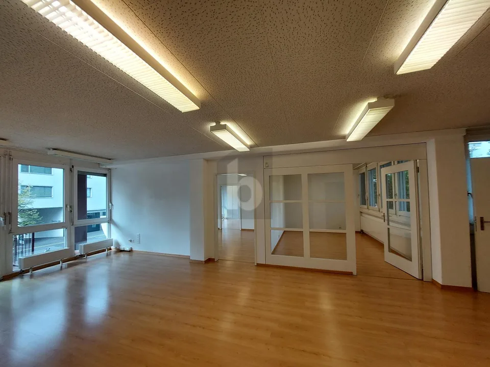 BEZUGSBEREITES BÜRO IM BELEBTEN ORTSKERN