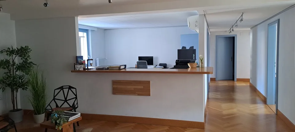 GRAND BUREAU AVEC CACHET A LOUER
CENTRE-VILLE MARTIGNY