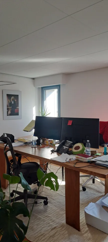 GRAND BUREAU AVEC CACHET A LOUER
CENTRE-VILLE MARTIGNY