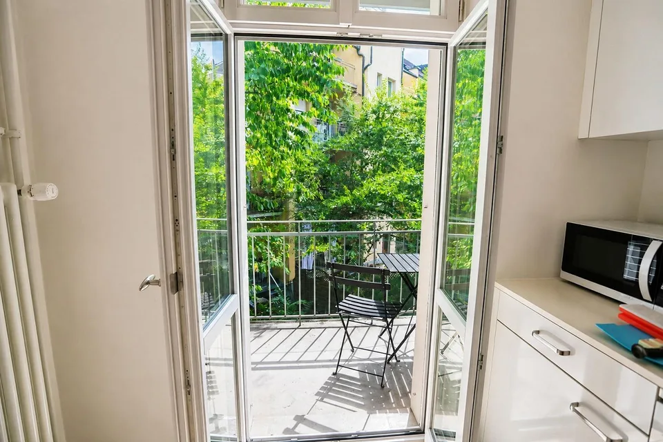 Charmante möblierte 4-Zimmer-Altbauwohnung mit Balkon