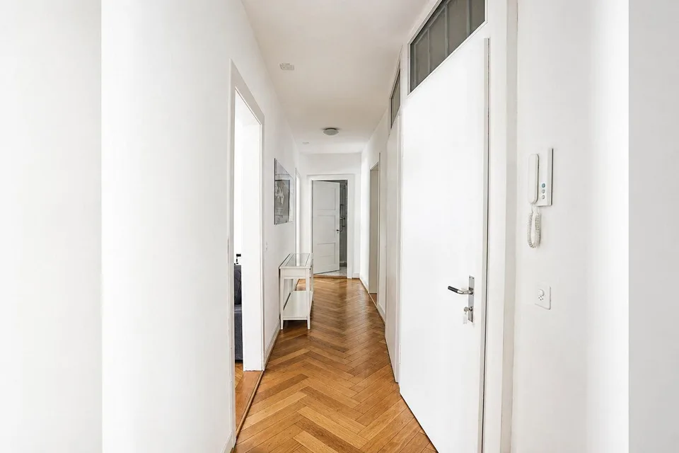 Charmante möblierte 4-Zimmer-Altbauwohnung mit Balkon