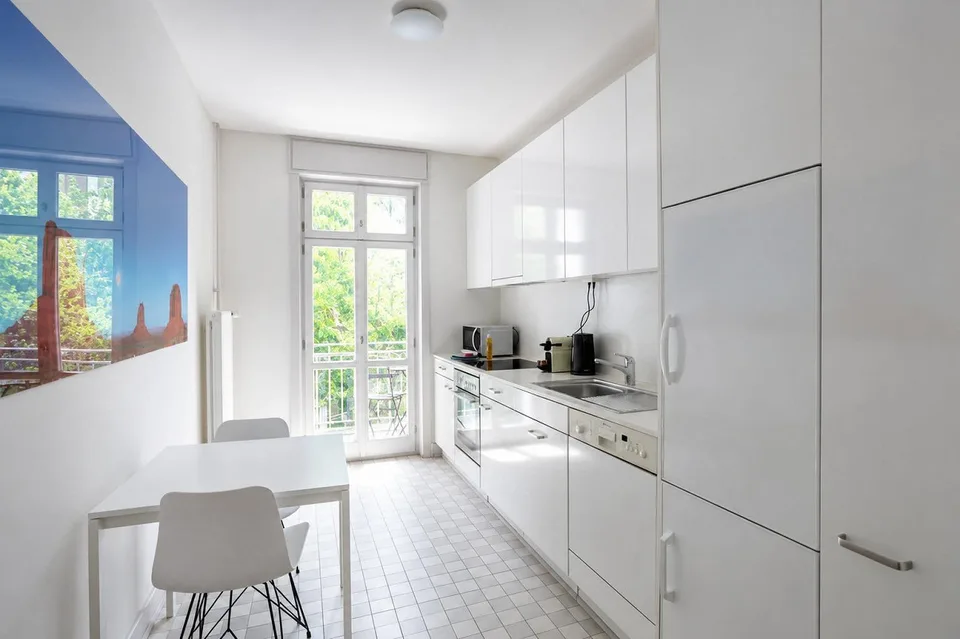 Charmante möblierte 4-Zimmer-Altbauwohnung mit Balkon