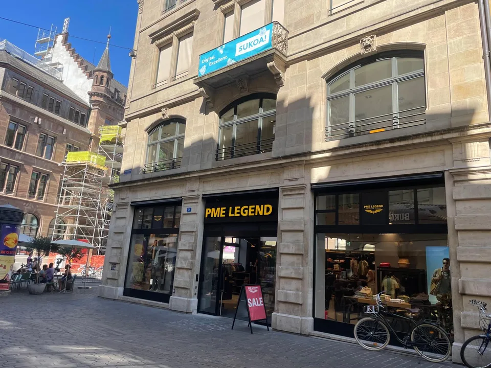 Maximale Sichtbarkeit dank 180° Schaufensterfront an der Gerbergasse