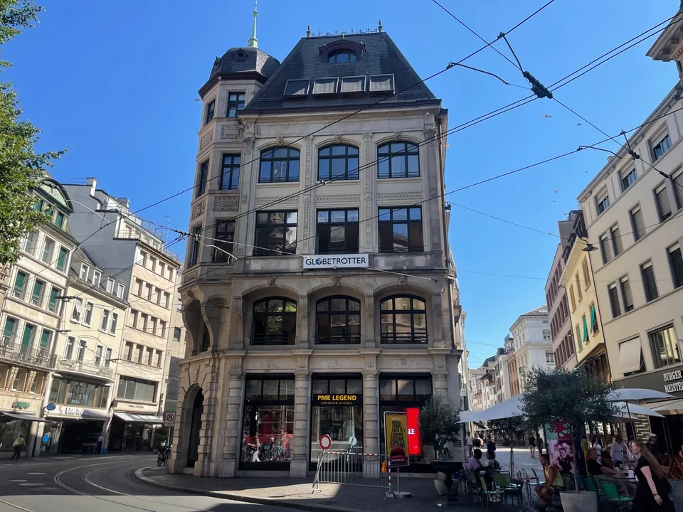 Maximale Sichtbarkeit dank 180° Schaufensterfront an der Gerbergasse