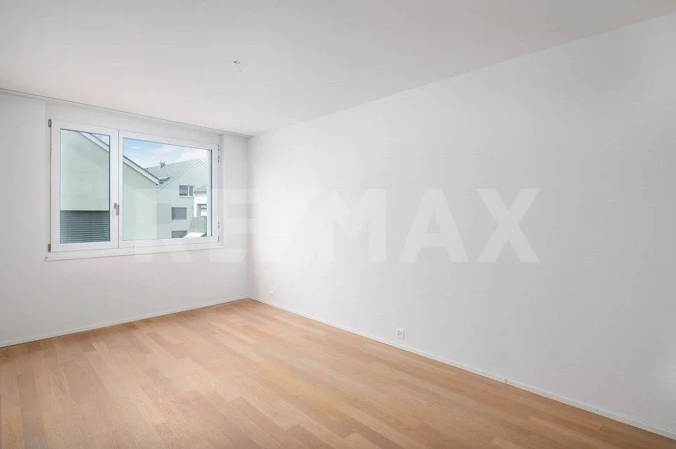 Appartement lumineux de 4,5 pièces avec balcon, ascenseur et garage souterrain moderne et entièrement équipé