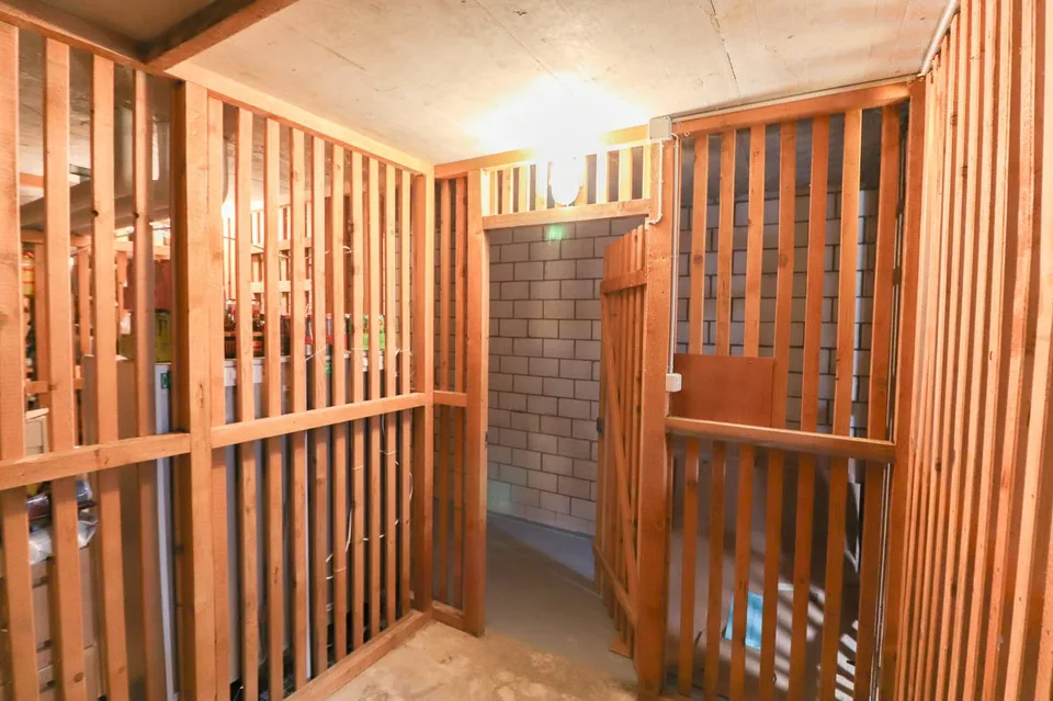 Freshly renovated 4.5-room apartment with parking space, workshop, and cellar compartment – photo 16 of 21