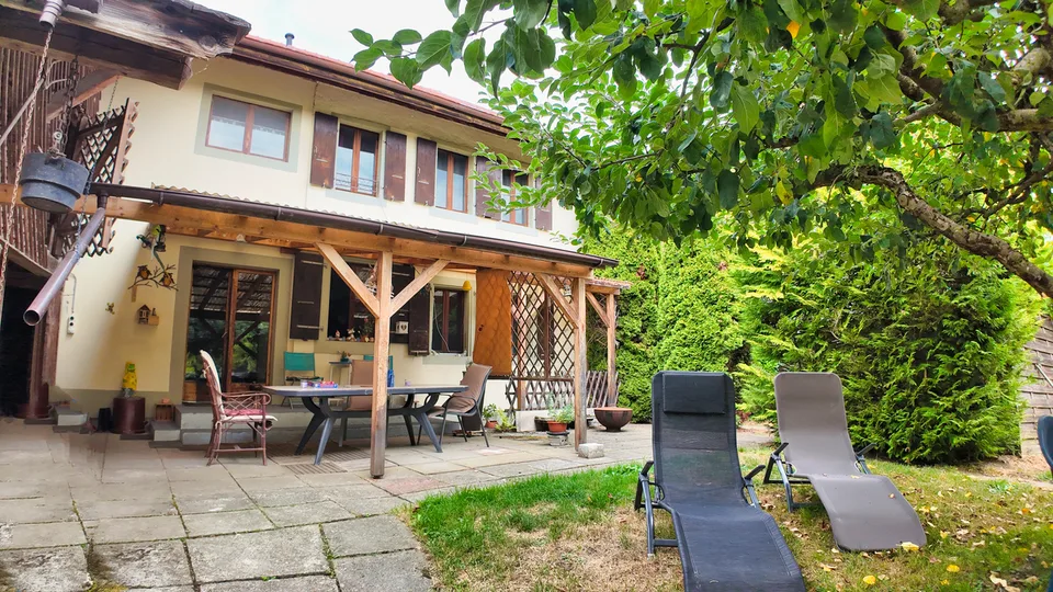 Maison villageoise de 8 pces à Villeneuve / FR