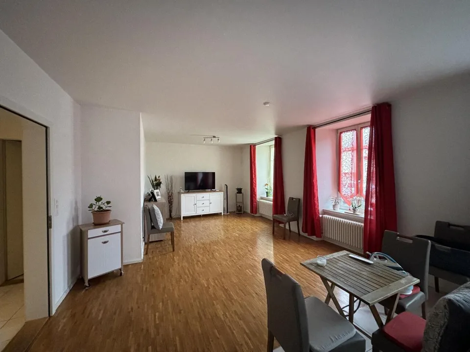 1. NETTO MIETE GRATIS Schönes 3-Zimmer-Apartment in Fleurier