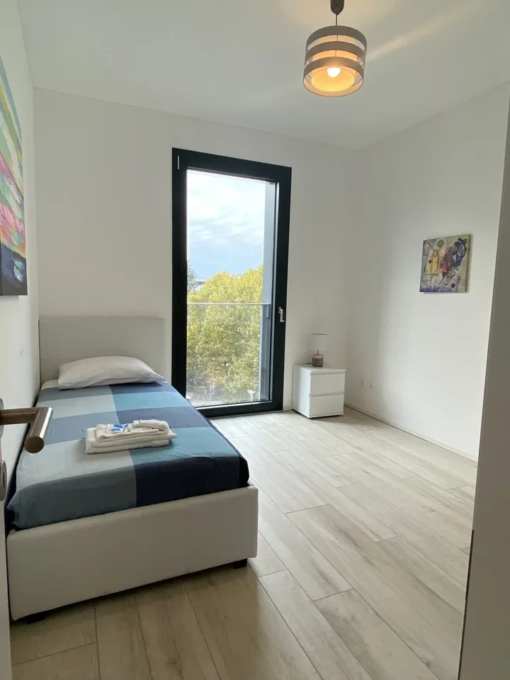 ELEGANTE 3.5 LOCALI ARREDATO CON PARCHEGGIO PRIVATO