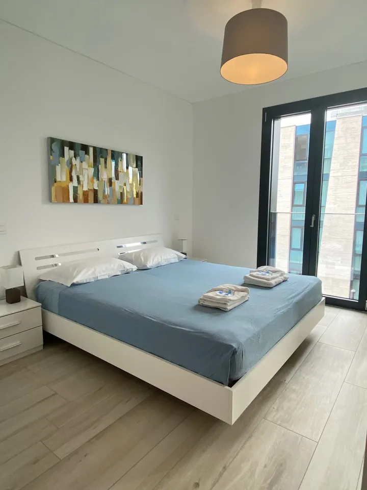 ELEGANTE 3.5 LOCALI ARREDATO CON PARCHEGGIO PRIVATO
