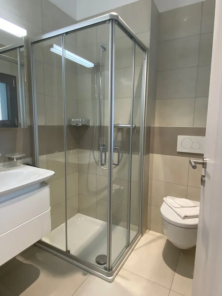 ELEGANTE 3.5 LOCALI ARREDATO CON PARCHEGGIO PRIVATO
