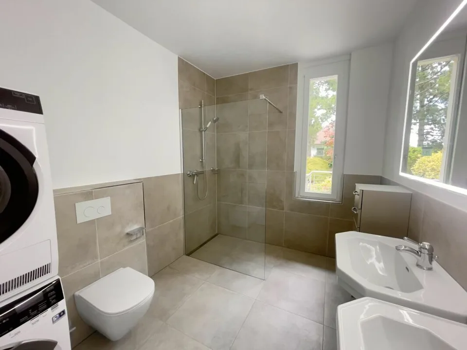 Lichtdurchflutete Wohnung mit Cheminée, Balkon, Terrasse & Ziergarten - Bruderholz