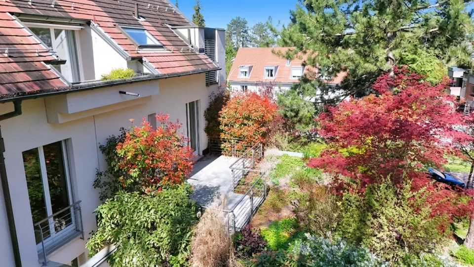 Lichtdurchflutete Wohnung mit Cheminée, Balkon, Terrasse & Ziergarten - Bruderholz