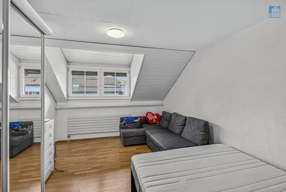 Maison multifamiliale bien entretenue avec garage souterrain au centre du village !
