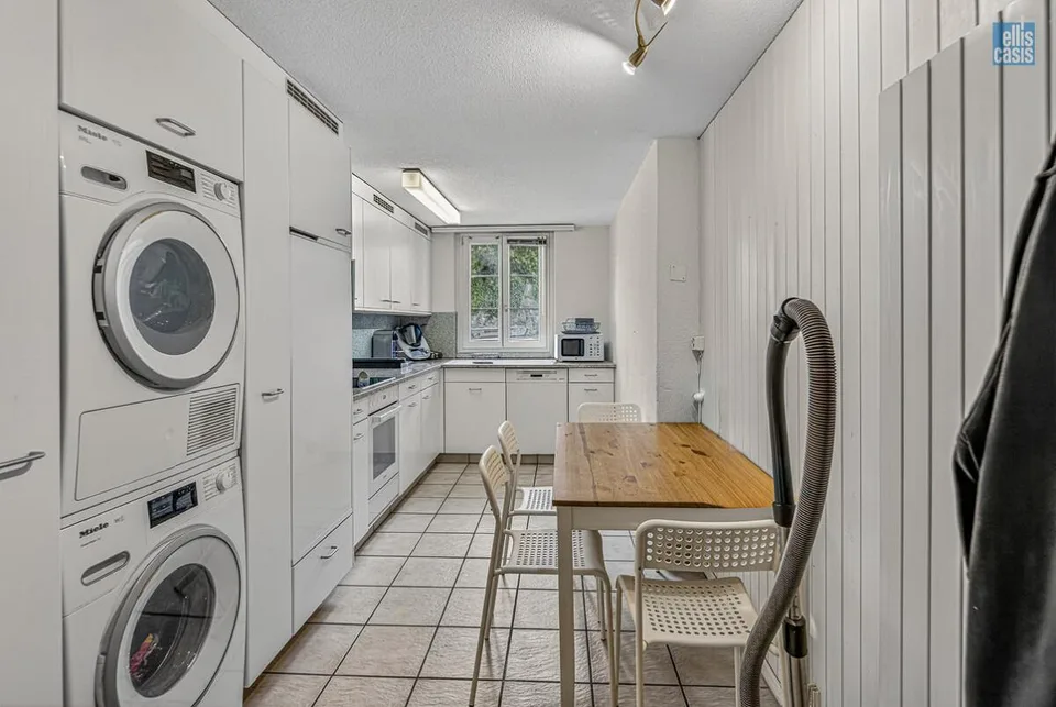 Maison multifamiliale bien entretenue avec garage souterrain au centre du village !