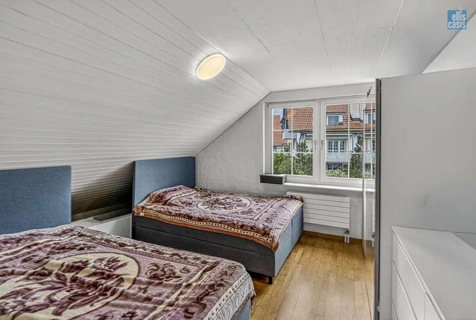 Maison multifamiliale bien entretenue avec garage souterrain au centre du village !