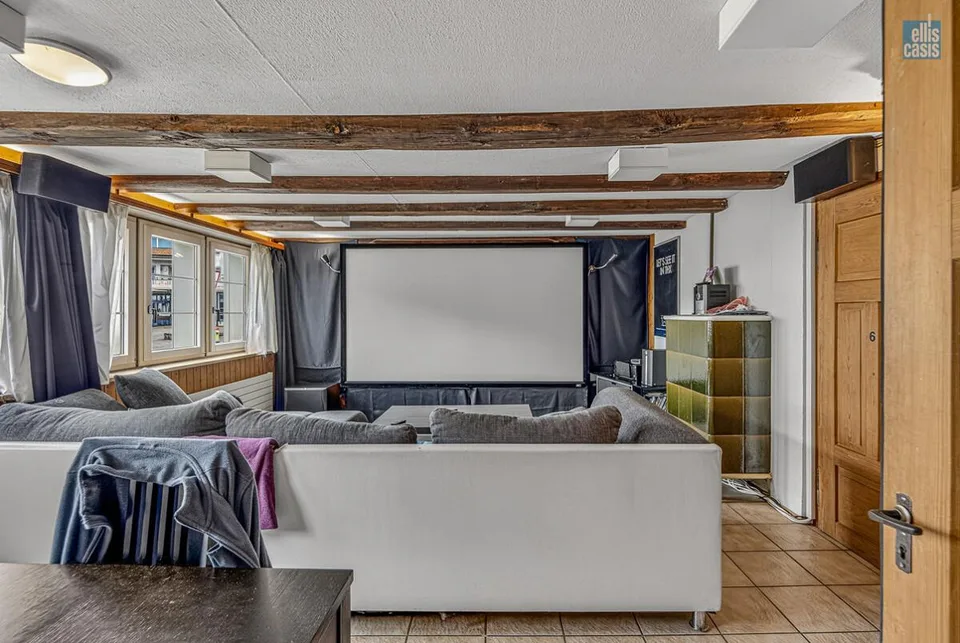 Maison multifamiliale bien entretenue avec garage souterrain au centre du village !