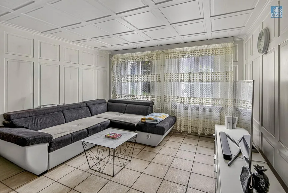 Maison multifamiliale bien entretenue avec garage souterrain au centre du village !