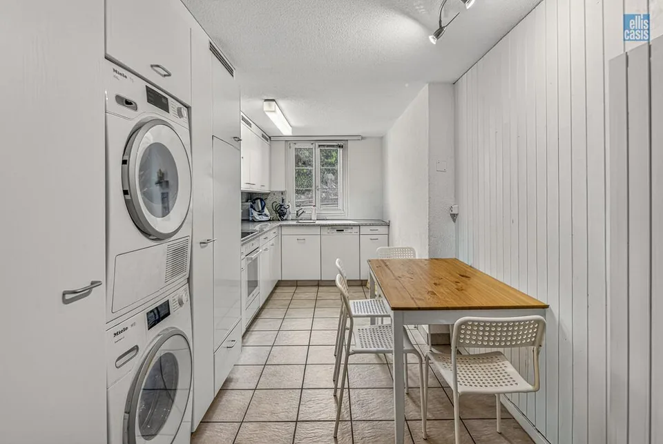 Maison multifamiliale bien entretenue avec garage souterrain au centre du village !