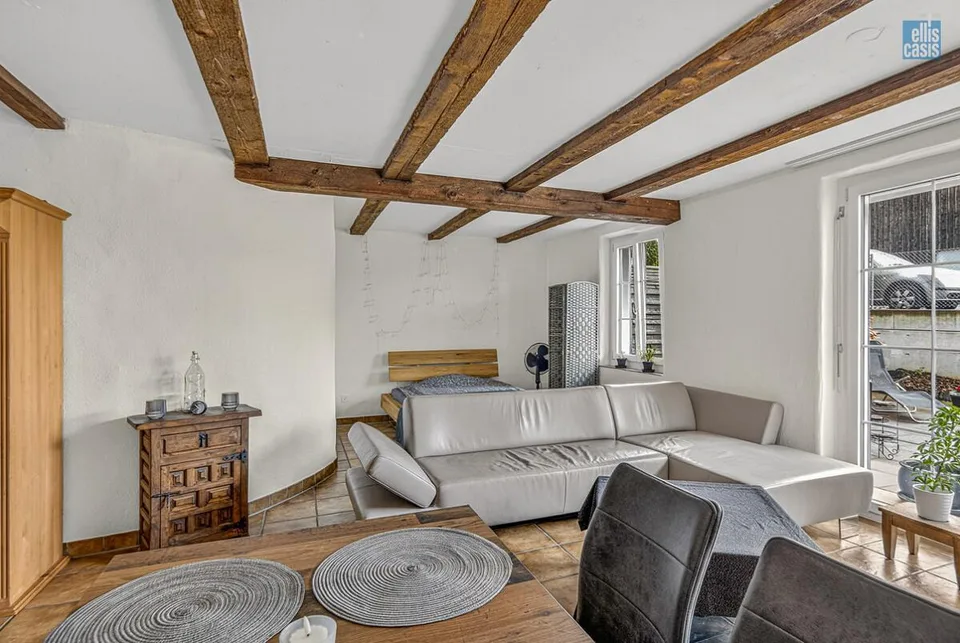 Maison multifamiliale bien entretenue avec garage souterrain au centre du village !