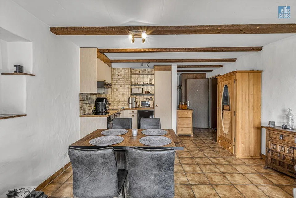 Maison multifamiliale bien entretenue avec garage souterrain au centre du village !