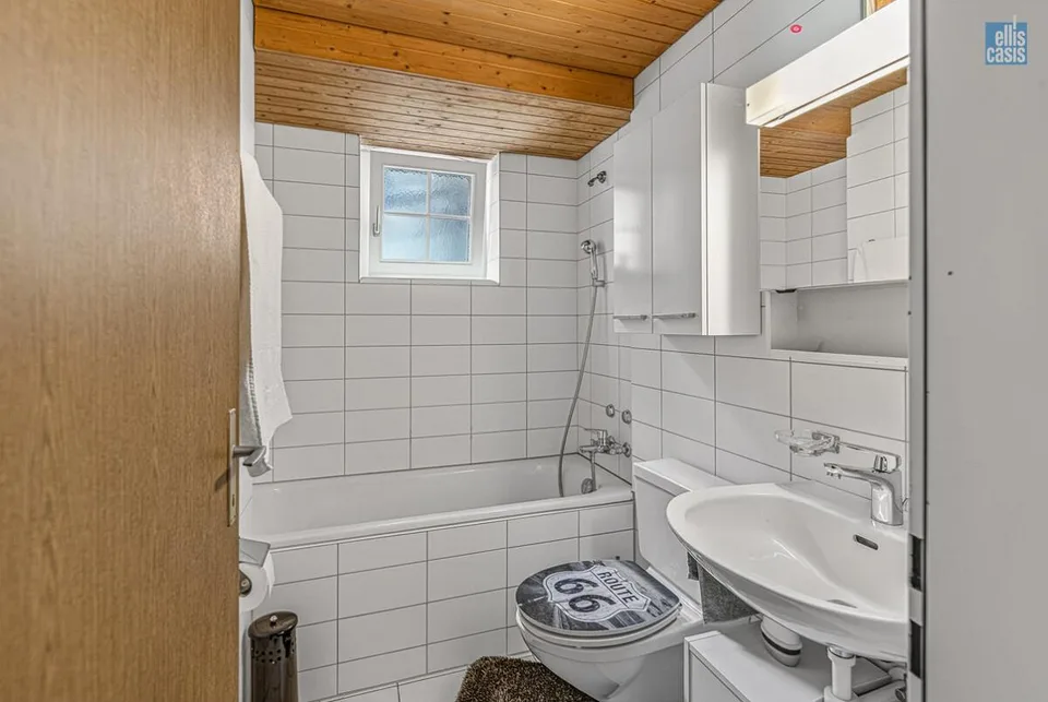 Maison multifamiliale bien entretenue avec garage souterrain au centre du village !