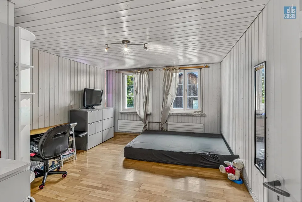 Maison multifamiliale bien entretenue avec garage souterrain au centre du village !