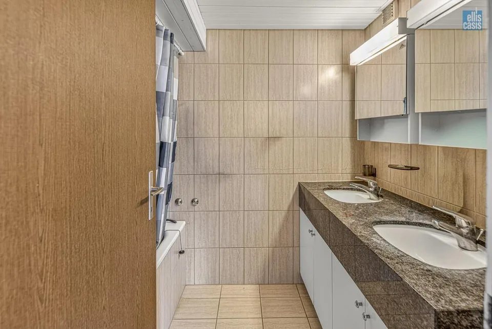 Maison multifamiliale bien entretenue avec garage souterrain au centre du village !