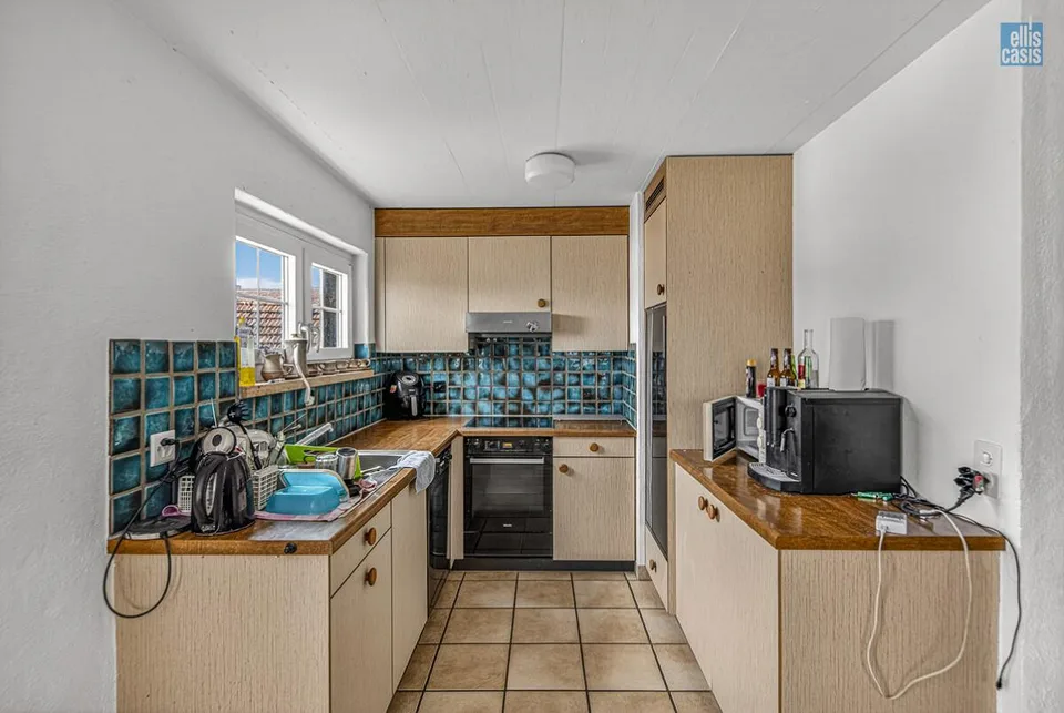 Maison multifamiliale bien entretenue avec garage souterrain au centre du village !