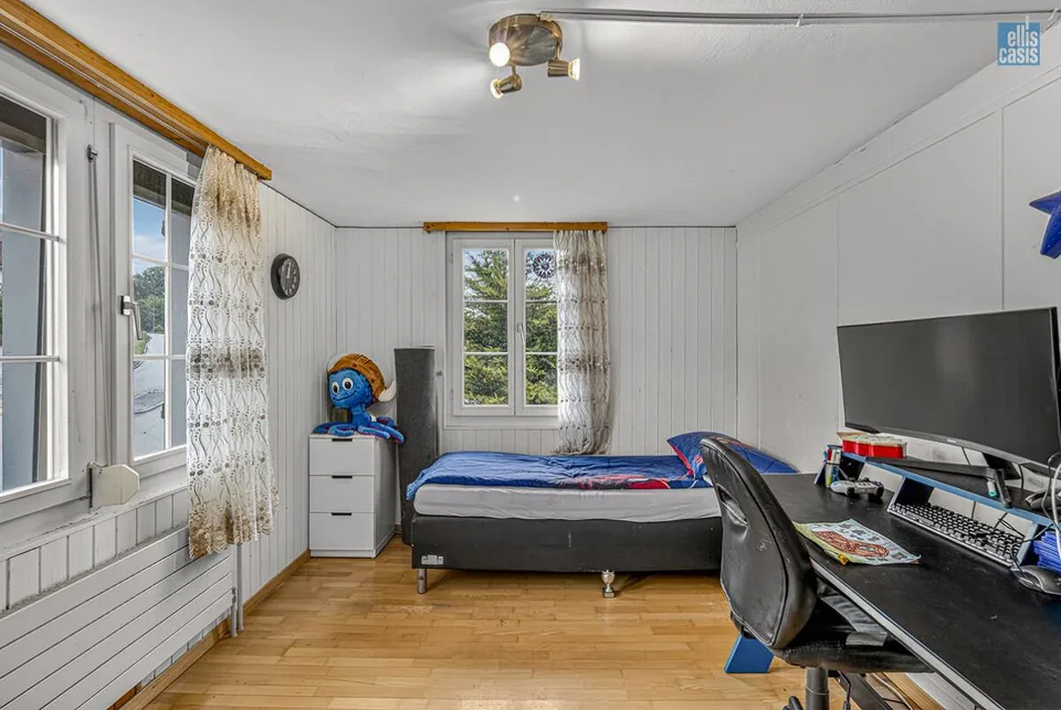 Maison multifamiliale bien entretenue avec garage souterrain au centre du village !